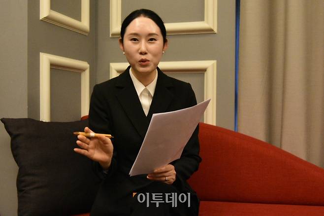 1월 27일 강남 루비성형외과의원에서 만난 최지유 해외사업팀 부장이 외국인 환자 응대 경험을 이야기하고 있다.(한성주 기자 hsj@)