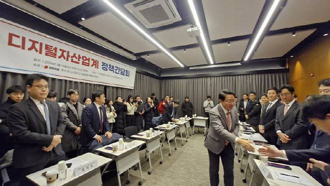 국민의힘 주식 및 디지털자산 밸류업 특위 위원장을 맡고 있는 김상훈 국민의힘 의원(정무위)이 지난달 14일 디지털자산 거래소 임원들과 인사를 하고 있다. (사진=최훈길 기자)