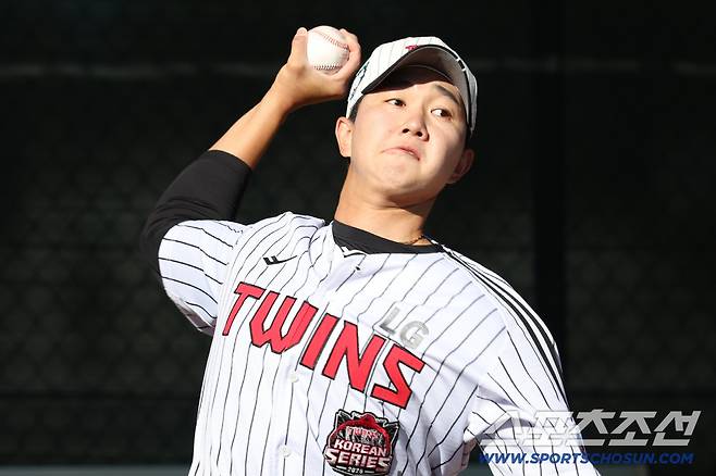 LG 트윈스 유영찬이 애리조나 스프링캠프에서 불펜피칭을 하고 있다. 사진제공=LG 트윈스