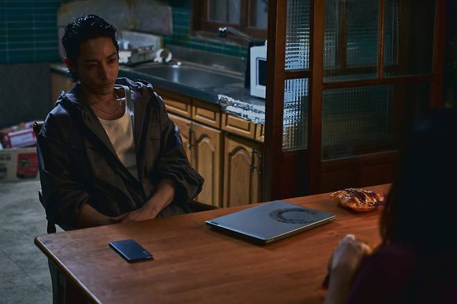 영화 '시스터'에서 납치범으로 출연한 이수혁. 후반부에 가면 미래에서 온 터미네이터급 무력과 지력을 가진 걸로 나옵니다./스튜디오 산타클로스엔터테인먼트