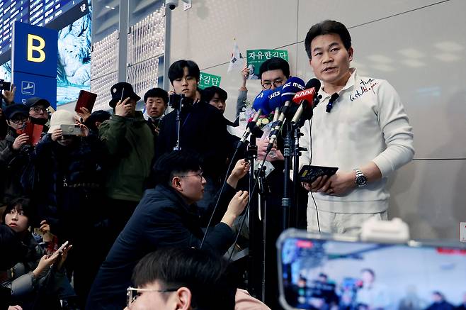 전한길 전 한국사 강사가 3일 인천국제공항 제2여객터미널로 귀국해 기자회견을 갖고 있다./뉴스1