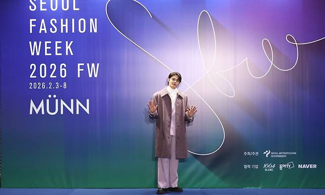 방송인 정혁이 3일 서울 중구 동대문디자인플라자(DDP) 아트홀 1관에서 열린 2026 FW 서울패션위크 ‘뮌(MÜNN)’ 오프닝 패션쇼 포토월에서 포즈를 취하고 있다. 서울패션위크 제공