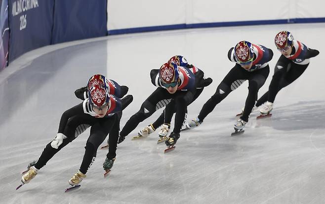한국 쇼트트랙 대표팀 선수들이 3일(현지 시간) 이탈리아 밀라노 아이스스케이팅 아레나에서 훈련을 하고 있다. 밀라노=뉴시스