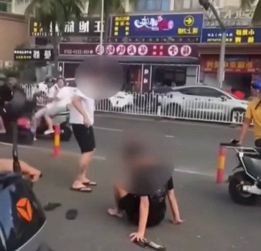 중국 사회관계망서비스(SNS)에서 확산한 '좀비 담배'로도 불리는 마약 '에토미데이트'의 영향으로 좀비처럼 비틀거리며 걷거나 주저 앉은 사람의 모습. 사진=류큐방송 유튜브 갈무리, 뉴스1