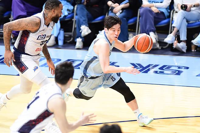 이정현(고양 소노)이 4일 남자프로농구 부산 케이씨씨(KCC)와 드리블을 하고 있다. 한국농구연맹 제공