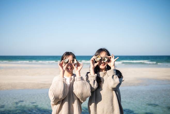 제주의 해안에서 여행객들이 머무는 모습. 체류형 관광 전환이 강조되는 가운데, 소비와 이동이 지역 안에 얼마나 연결되는지가 과제로 떠오르고 있다. (제주관광공사 제공) (제주관광공사 제공)