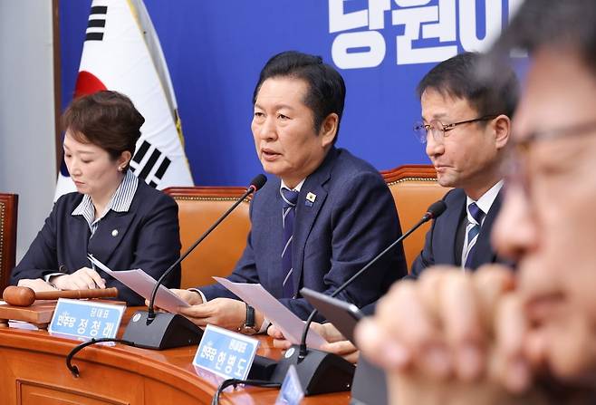 정청래 더불어민주당 대표(가운데)가 4일 최고위원회의에서 발언하고 있다. /사진=연합뉴스