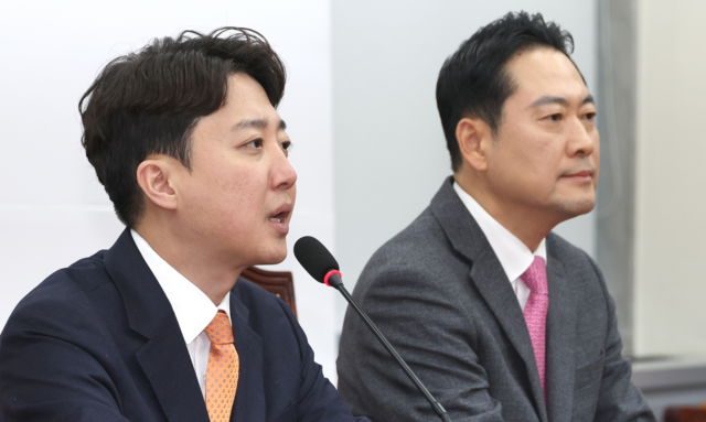 이준석 개혁신당 대표와 장동혁 국민의힘 대표. 뉴시스