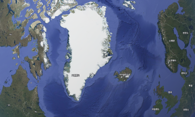 대부분 빙하로 뒤덮인 그린란드와 녹색 땅이 보이는 아이슬란드. 캐나다와 스칸디나비아 반도 사이 북극 지역에 있다. 구글 어스 캡처