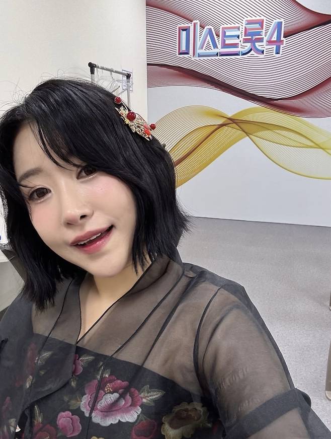 개그우먼 이세영이 TV조선 '미스트롯4' 시청을 독려하며 게재한 사진 중 하나. 사진에서 한복을 입은 이세영의 뒤쪽에 '미스트롯4' 프로그램 로고가 보인다 . 이세영 SNS