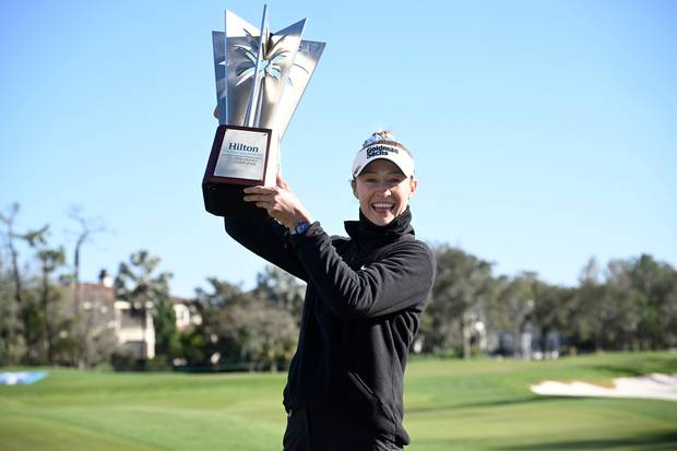 LPGA 투어 시즌 개막전 우승 후 트로피를 들고 포즈를 취한 넬리 코르다. AP연합뉴스