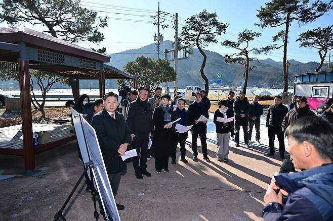김천시의회 의원들이 3일 감천변 하상 유실로 인한 제방 붕괴 위험 구간을 점검하고 있다. ⓒ김천시의회 제공