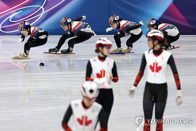 훈련중인 쇼트트랙 대표팀 (밀라노=연합뉴스) 이지은 기자 = 2026 밀라노·코르티나담페초 동계올림픽 개막을 사흘 앞둔 3일(현지시간) 이탈리아 밀라노 아이스스케이팅 아레나에서 쇼트트랙 김길리(왼쪽부터), 심석희, 노도희, 이소연이 훈련하고 있다. 2026.2.4 jieunlee@yna.co.kr
