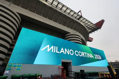 2026 밀라노·코르티나담페초 동계올림픽 개막을 사흘 앞둔 3일(현지시간) 개회식이 열리는 이탈리아 밀라노 산시로 올림픽 스타디움의 모습. 이탈리아 프로축구 AC 밀란과 인터 밀란의 공동 홈구장으로 올해 9월 100주년을 맞이하는 산시로 스타디움은 이번 올림픽 개회식을 치른 뒤 철거될 예정이다. 연합