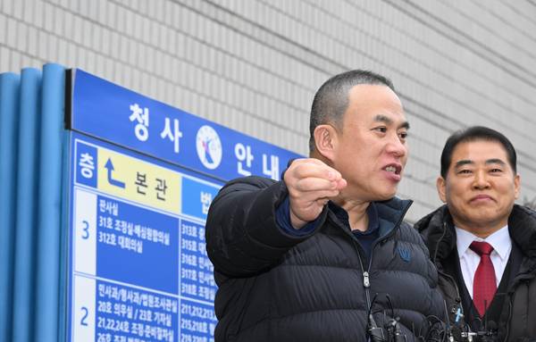 명태균 씨가 5일 창원지방법원 형사4부(김인택 부장판사, 강웅·원보람 판사) 정치자금법 위반 혐의 선고 재판에 앞서 기자들과 예기를 나누고 있다. /김구연 기자