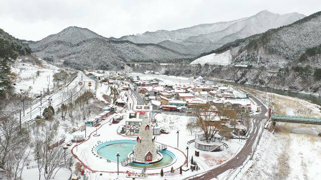 경북 봉화군 분천역 일대에 조성된 분천 산타마을이 겨울 설경 속에서 동화 같은 풍경을 연출하고 있다. 봉화군 제공