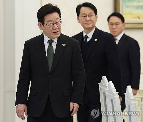 이재명 대통령, 올해 첫 10대 그룹 총수들과 간담회(서울=연합뉴스) 김도훈 기자 = 이재명 대통령이 4일 청와대에서 열린 '청년 일자리와 지방투자 확대를 위한 기업간담회'에 입장하고 있다. 2026.2.4 superdoo82@yna.co.kr