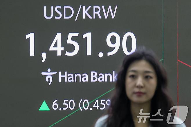 4일 오전 서울 중구 하나은행 본점 딜링룸 전광판에 달러·원 환율 개장 시황이 나오고 있다. 2026.2.4/뉴스1 ⓒ News1 안은나 기자