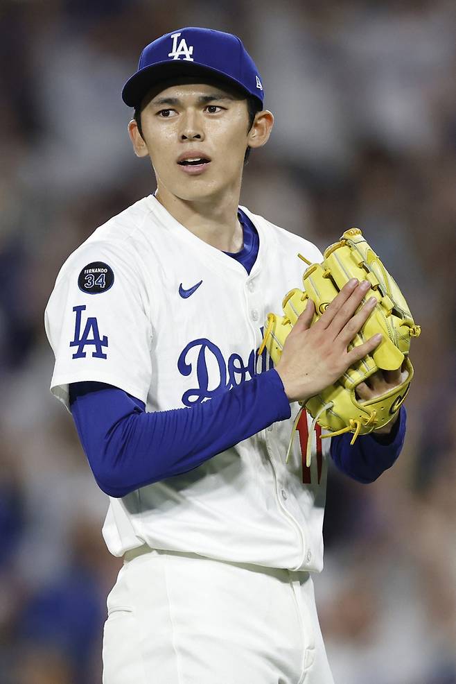 다저스 사사키 로키가 1일(현지시간) 미국 캘리포니아주 로스앤젤레스 다저스타디움에서 열린 2025 ML 신시내티와 내셔널리그 와일드카드(NLWC) 2차전 9회를 마친 뒤의 모습. 사진 | AFP연합뉴스