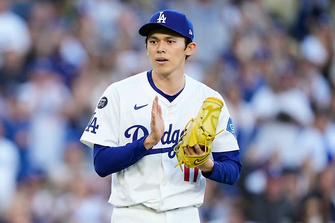 다저스 사사키 로키가 9일(현지시간) 미국 로스앤젤레스에서 열린 2025 ML 필라델피아와 내셔널리그 디비전시리즈(NLDS) 4차전 8회 마운드에서 박수를 치고 있다. 사진 | AFP연합뉴스