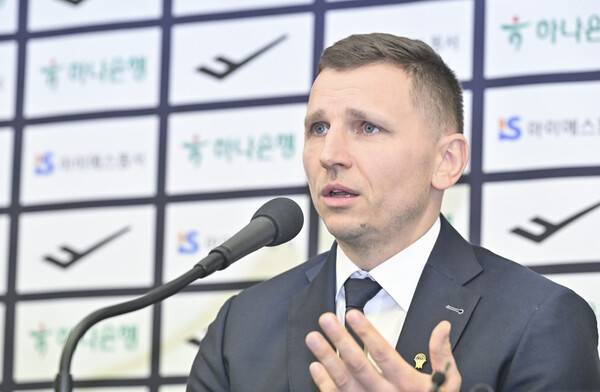 4일 올림픽회관에서 기자회견을 진행중인 니콜라스 마줄스 감독. /사진=KBL