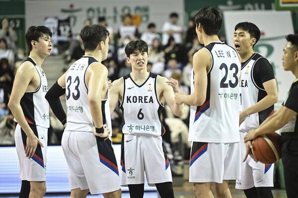 지난 11월 중국과의 2연전에서 연승을 거둔 한국 남자 농구 대표팀. /사진=KBL