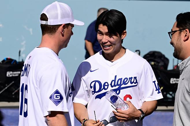 LOS ANGELES, CALIFORNIA - JANUARY 31: Will Smith #16 and Hyeseong Kim #6 of the Los Angeles Dodgers talk during Fan Fest at Dodger Stadium on January 31, 2026 in Los Angeles, California. John McCoy/Getty Images/AFP (Photo by John MCCOY / GETTY IMAGES NORTH AMERICA / Getty Images via AFP)
<저작권자(c) 연합뉴스, 무단 전재-재배포, AI 학습 및 활용 금지>