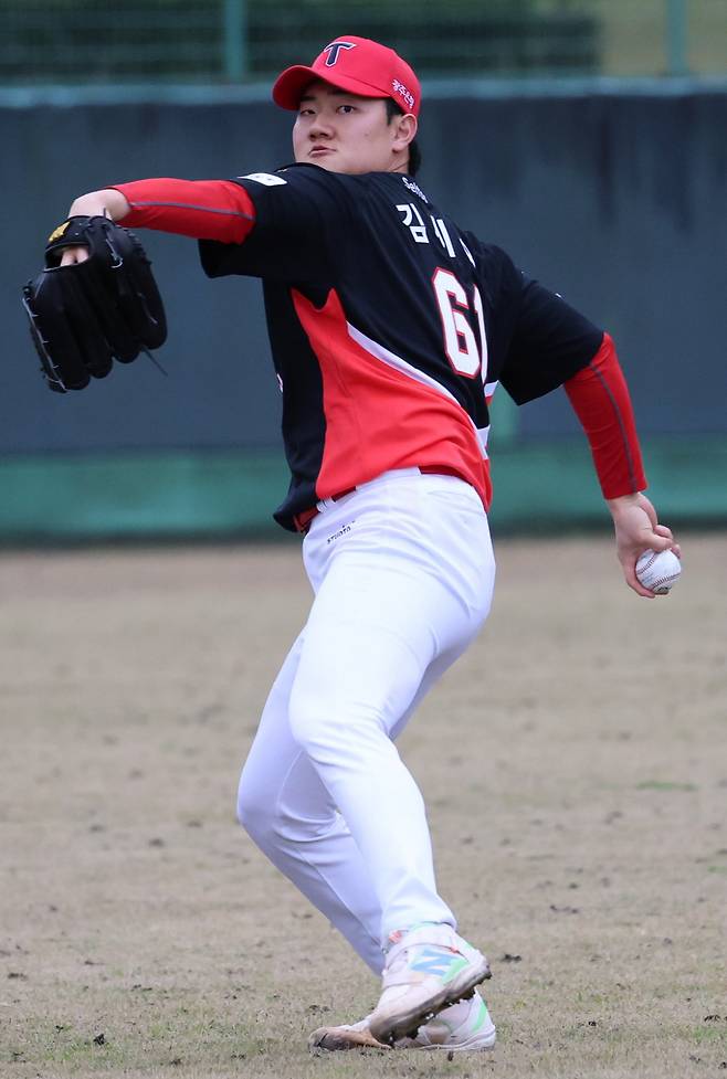 캐치볼하는 김시훈. 사진제공=KIA 타이거즈