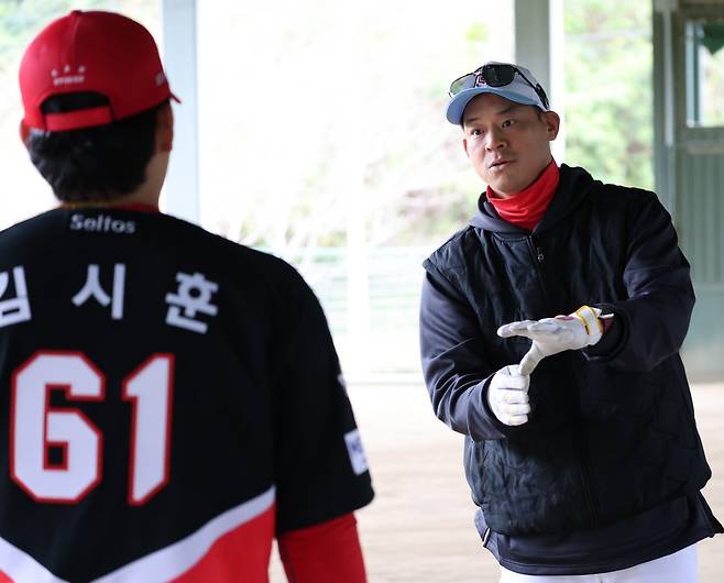 KIA 타이거즈 김시훈이 이동걸 투수코치와 대화를 나누고 있다. 사진제공=KIA 타이거즈