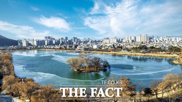 문화체육관광부 주최 '로컬100'에 선정된 대구의 대표적인 문화자원인 수성못. 대구 도심에 위치해 시민들의 사랑을 받는 명소다. /대구시