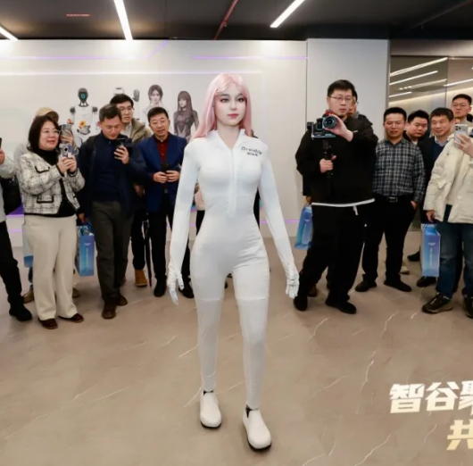중국 로봇업체 드로이드업이 공개한 휴머노이드 로봇 모야가 걷고 있다. 드로이드업 홈페이지