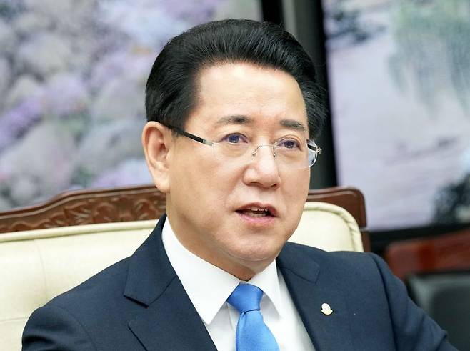 김영록 전남도지사는 5일 도청 지방기자실에서 간담회를 열어 "대기업들의 300조원 지방투자 계획을 환영하며, (오는 7월 출범 예정인) 전남광주특별시는 이 중 절반인 150조원 이상의 투자 유치와 함께 별도로 신규 300조원 규모의 첨단 산업을 대거 유치하겠다"라고 말했다. 전남도 제공