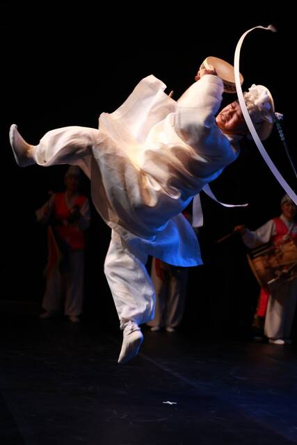 김운태류 채상소고춤은 이 땅을 떠도는 유랑을 통해 호남과 영남, 웃다리(경기와 충청)의 춤가락을 엮은 장쾌한 춤이다. 추임새가 터지자 허공 중천에 솟아올라 자반뒤집기를 돌고 있다. 구기훈 사진작가 제공