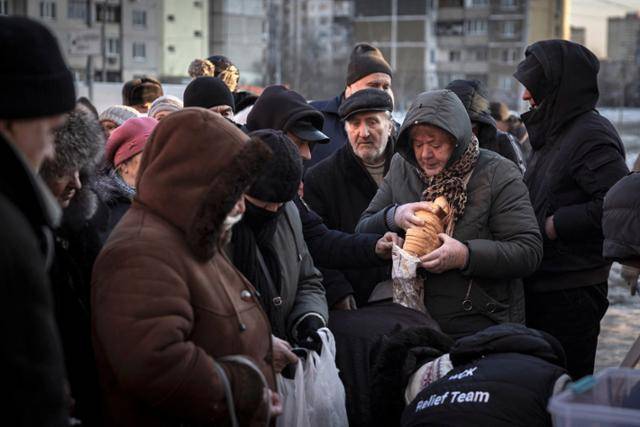 정전으로 고통받는 우크라이나 키이우 주민들이 3일 비영리 인도주의 단체 '월드 센트럴 키친'이 제공하는 무료 수프를 받기 위해 줄을 서고 있다. 키이우=로이터 연합뉴스