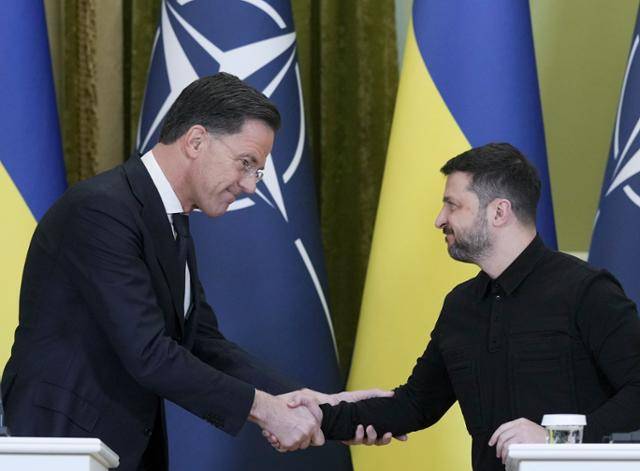 볼로디미르 젤렌스키 우크라이나 대통령이 3일 키이우를 방문한 마르크 뤼터 북대서양조약기구(NATO 나토) 사무총장과 악수하고 있다. 키이우=EPA 연합뉴스