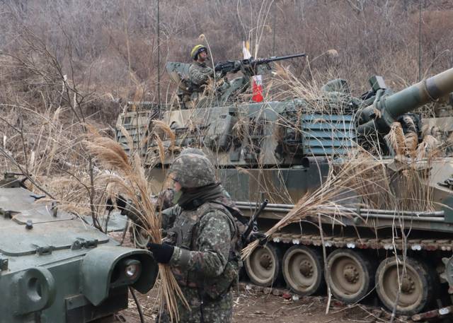 ▲ 육군 제7보병사단은 강추위 속에서 전투 수행 능력을 극대화하기 위해 혹한기 훈련을 실시하고 있다.