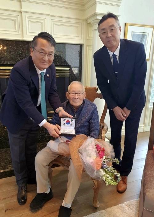 지난해 11월 104세 생일을 맞아 이재명 대통령이 보낸 축전과 선물을 받은 이하전 애국지사(가운데). 이 대통령 페이스북 캡처