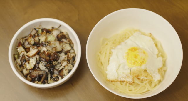 영성방의 간짜장. 계란 프라이가 올라가 있다. 넷플릭스 '미친맛집' 캡처