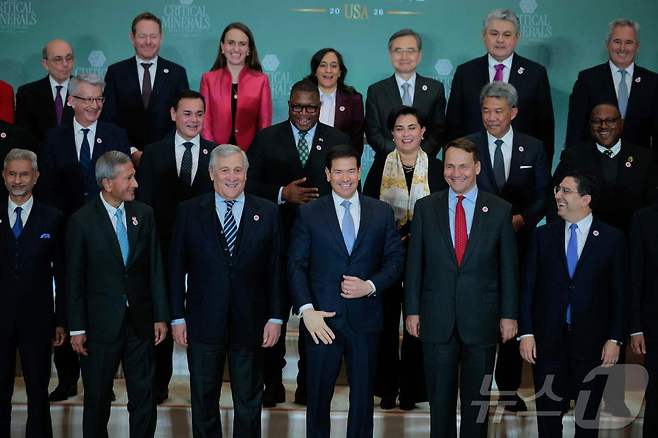 4일(현지시간) 미국 워싱턴DC 국무부 청사에서 열린 제1회 핵심 광물 장관 회의에서 마코 루비오 미 국무장관, 조현 외교부 장관 등 55개국 장관급 인사들이 기념촬영을 하고 있다. 2026.02.04 ⓒ AFP=뉴스1 ⓒ News1 류정민 특파원