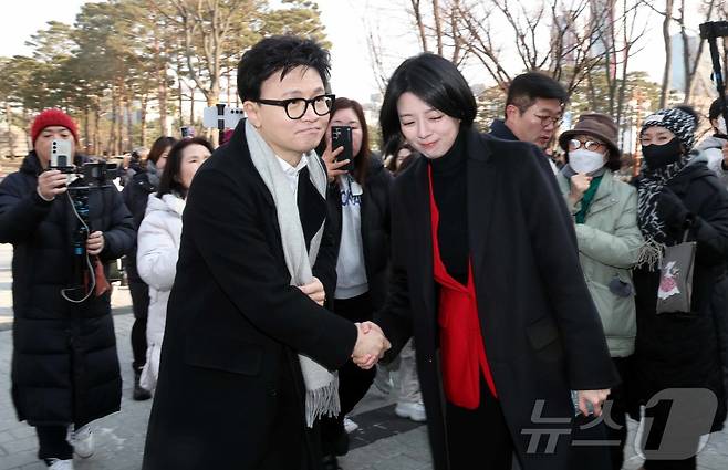 한동훈 전 국민의힘 대표가 지난달 14일 당 윤리위원회가 본인을 제명 결정한 것과 관련해 입장을 밝히기 위해 국회 소통관으로 향하며 배현진 국민의힘 의원과 악수를 하고 있다. (공동취재) 2026.1.14 / ⓒ 뉴스1 신웅수 기자