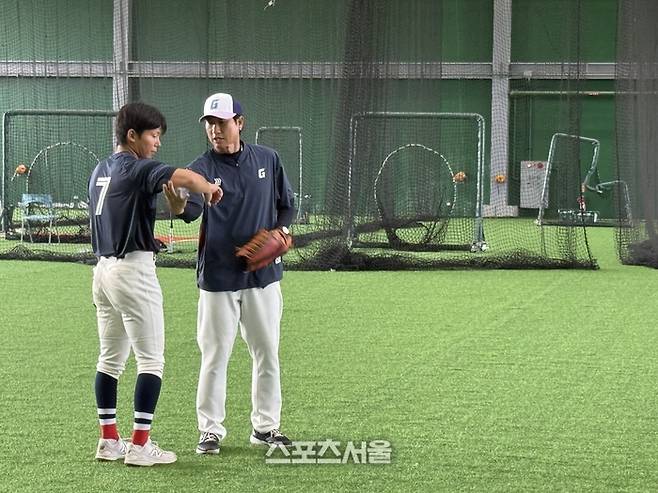 이헌곤 코치가 장두성 송구 동작을 봐주고 있다. 타이난 | 박연준 기자 duswns0628@sportsseoul.com