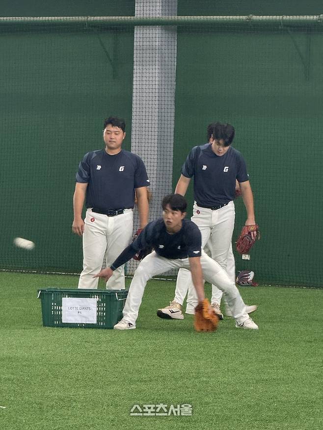 롯데 내야진이 문규현 코치의 펑고를 받고 있다. 타이난 | 박연준 기자 duswns0628@sportsseoul.com