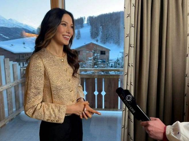 지난 5일(현지시간) 중국 프리스타일 스키 선수 구아이링이 인터뷰를 하고 있다. 로이터 연합뉴스