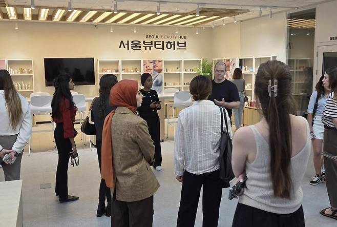 지난해 서울뷰티허브에 참석한 방문객이 관련 부스를 돌아보고 있다. 서울시 제공