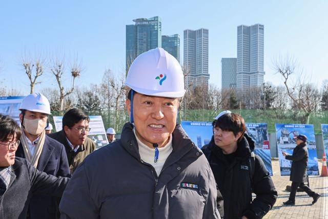 오세훈 서울시장이 3일 오전 서울 성동구 성수동 옛 삼표레미콘 부지를 방문해 현장을 둘러본 뒤 미소짓고 있다. 삼표레미콘 부지에는 지상 79층 규모의 복합 단지가 들어설 예정이다. 뉴시스