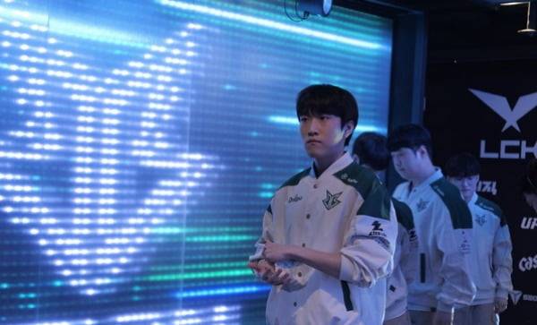 경기를 앞두고 있는 한진 브리온 선수단의 모습 / LCK 제공