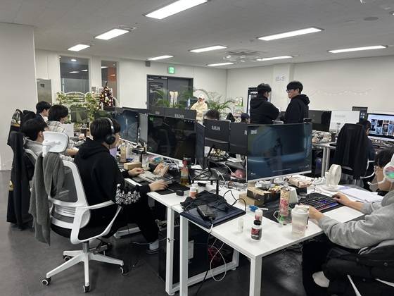 하이퍼센트 개발진이 게임 플레이 테스트를 진행 중인 모습/사진제공=하이퍼센트
