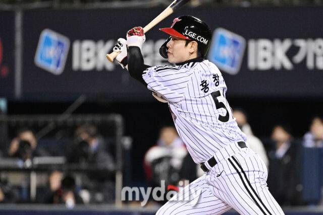 27일 서울 잠실야구장에서 열린 2025 신한 SOL 뱅크 KBO 한국시리즈 2차전' 한화 이글스와 LG 트윈스 경기. LG 홍창기가 2회말 1사 2루에 역전 1타점 적시타를 치고 있다./마이데일리