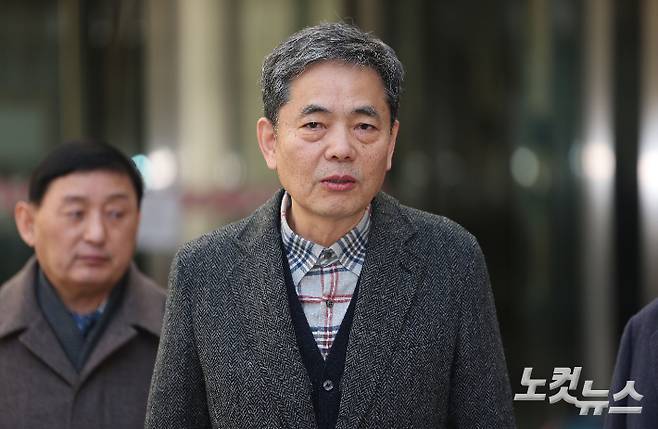 대장동 개발업자 김만배 씨로부터 퇴직금 명목으로 50억 원을 받아 은닉한 혐의로 기소된 곽상도 전 국민의힘 의원이 6일 오후 서울 서초구 서울중앙지방법원에서 열린 1심 선고공판에서 공소기각 판결을 받은 뒤 법원을 나서고 있다. 서울중앙지법 형사합의23부(부장판사 오세용)는 특정범죄 가중처벌법상 뇌물, 범죄수익은닉규제법 위반 혐의로 재판에 넘겨진 곽 전 의원 아들 병채씨에게 무죄를 선고했다. 범죄수익은닉규제법 위반 혐의로 함께 기소된 곽 전 의원에게는 공소 기각을 선고했다. 류영주 기자