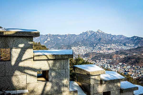 무기와 식량을 보관했던 평창동과 그 너머 북한산. 능선 너머에 북한산성이 자리잡고 있다.